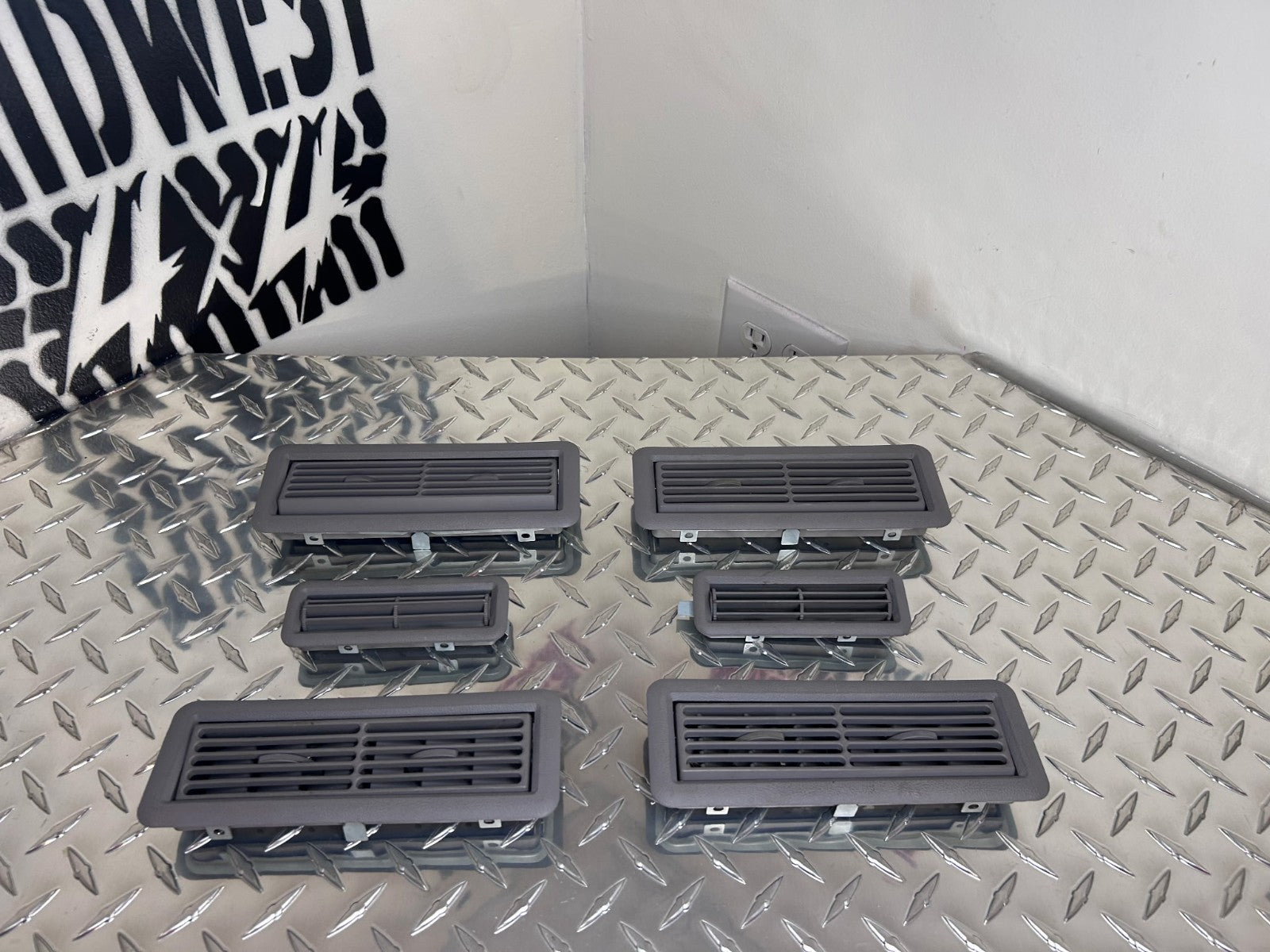 1995-99 Chevy/GMC C/K Suburban Heat/AC Overhead Vent Set OEM Complete-L. Gray
