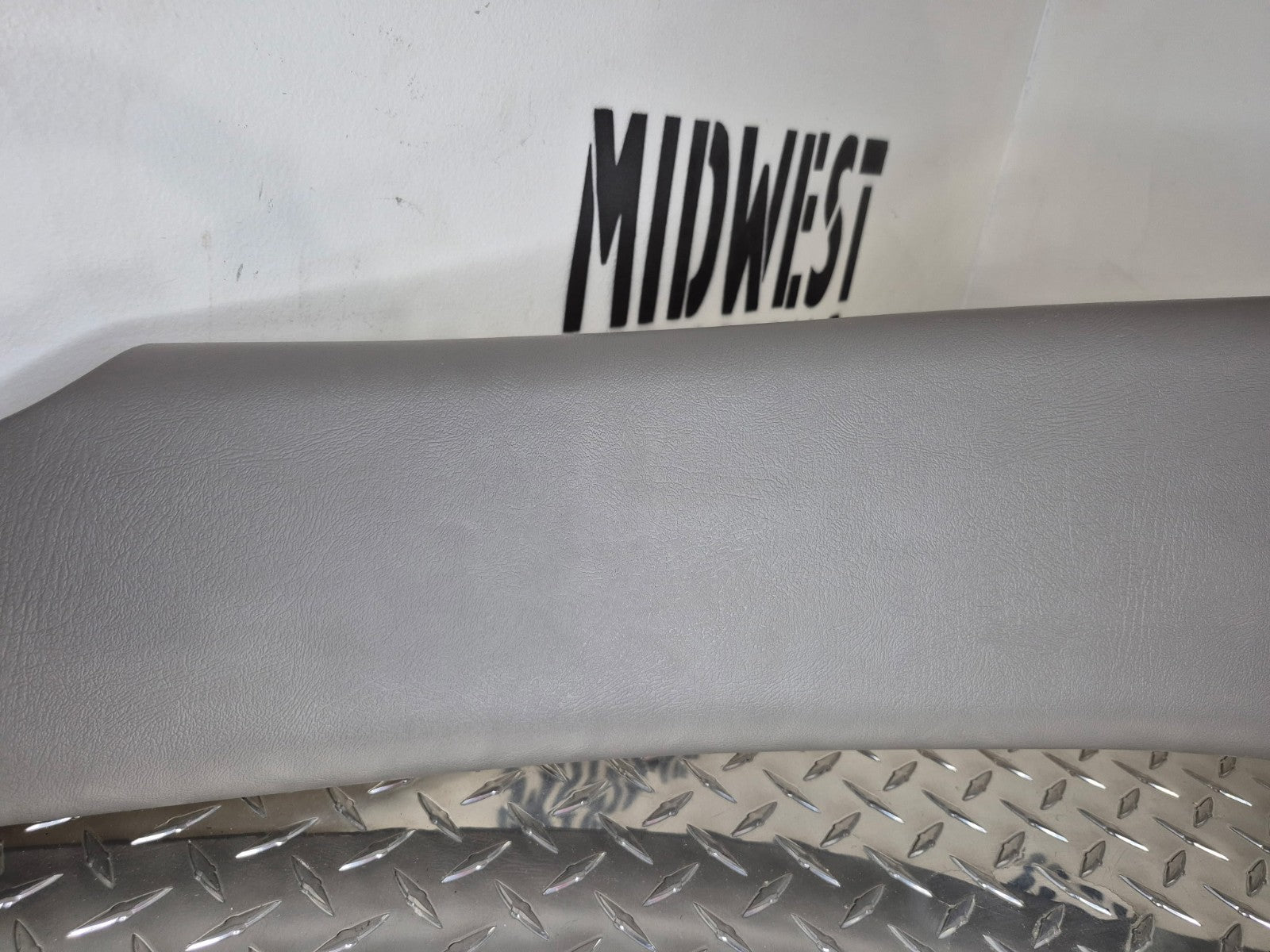 2000-06 CHEVY GMC TAHOE SUBURBAN YUKON PASSENGER SIDE CENTER PILLAR B TRIM OEM