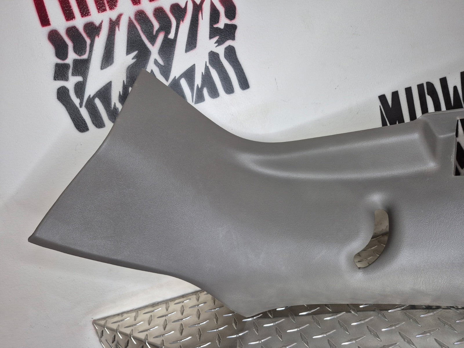 2000-06 Chevy Avalanche C Pillar RH Passenger Md Dk Pewter