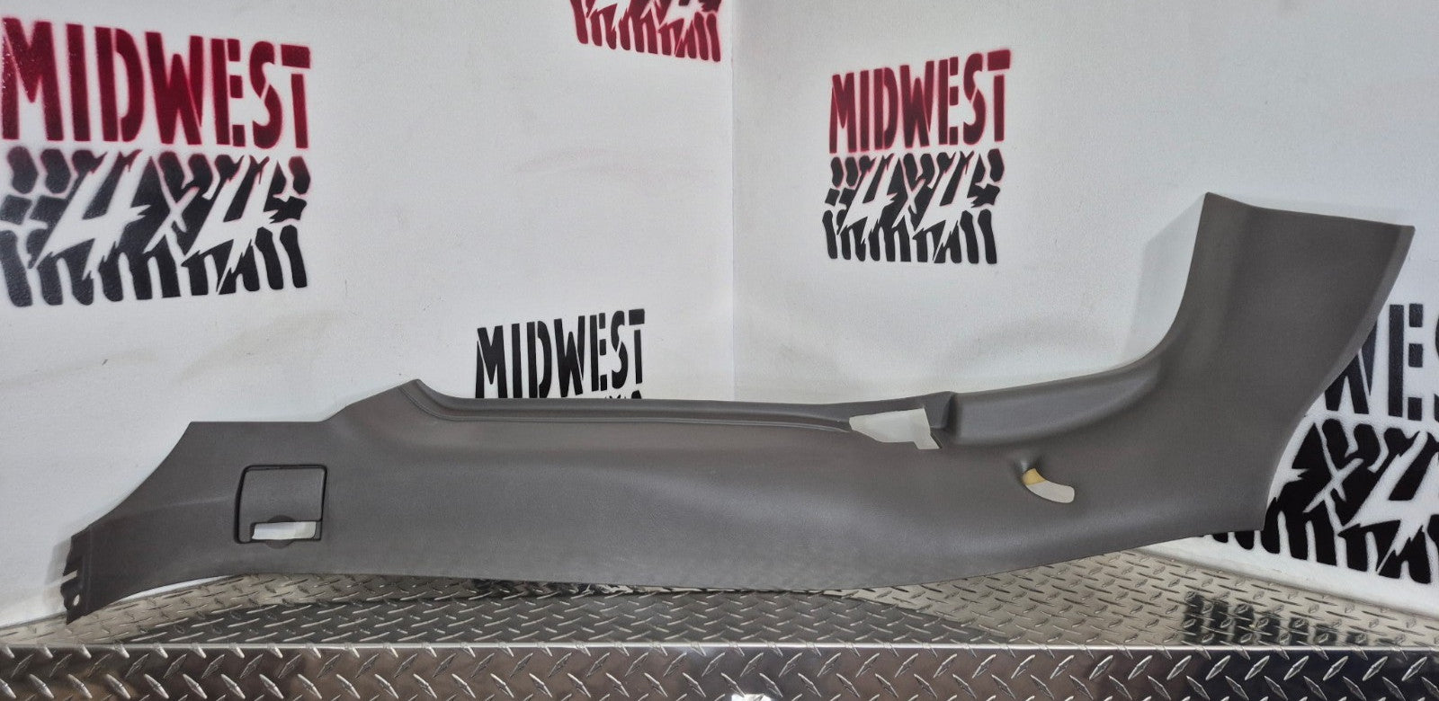 2000-06 Chevy Avalanche C Pillar LH Passenger Md Dk Pewter