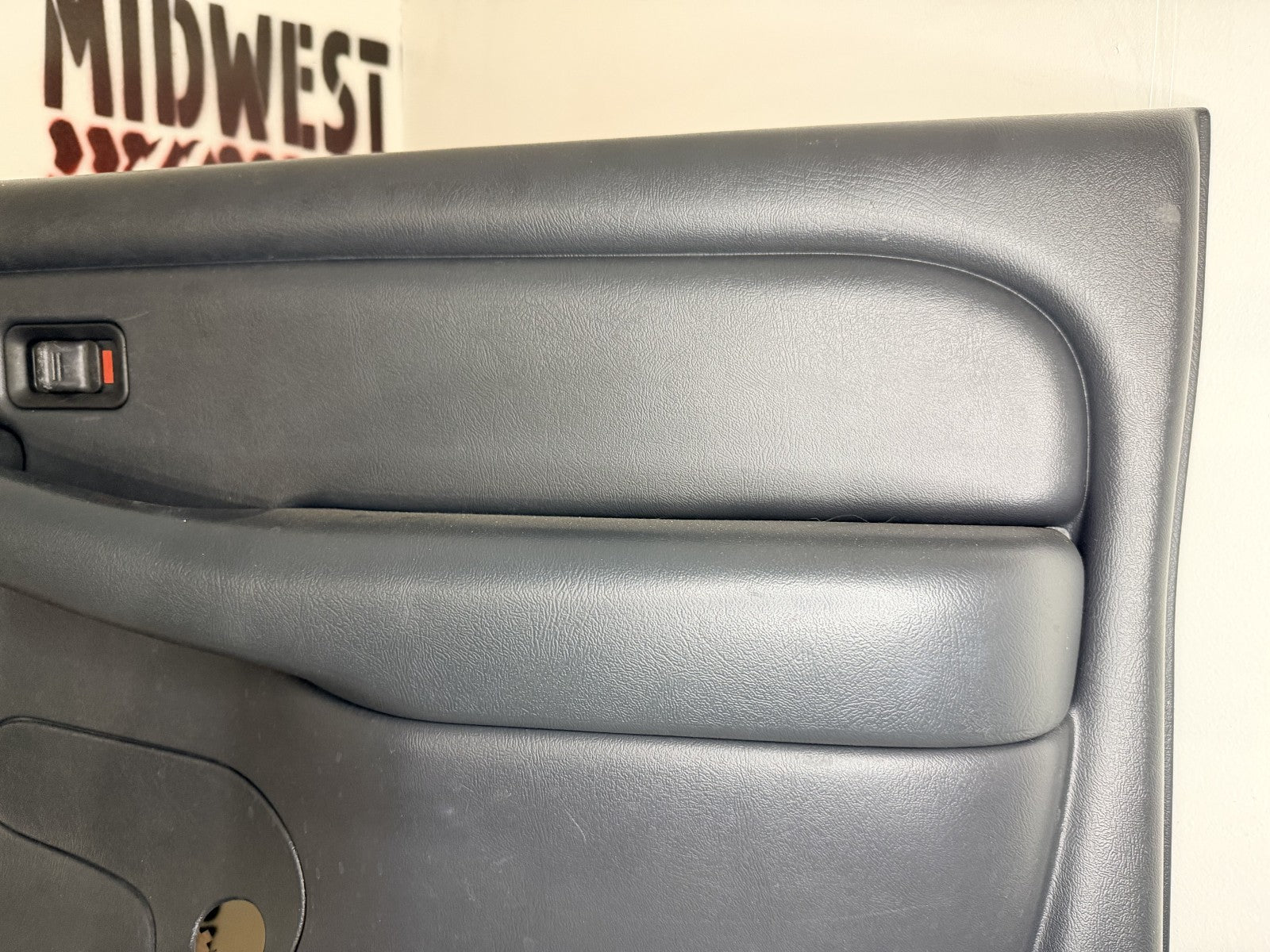 1999-06 Silverado/Sierra Passenger RH Front Door Panel Man. Window OEM Graphite