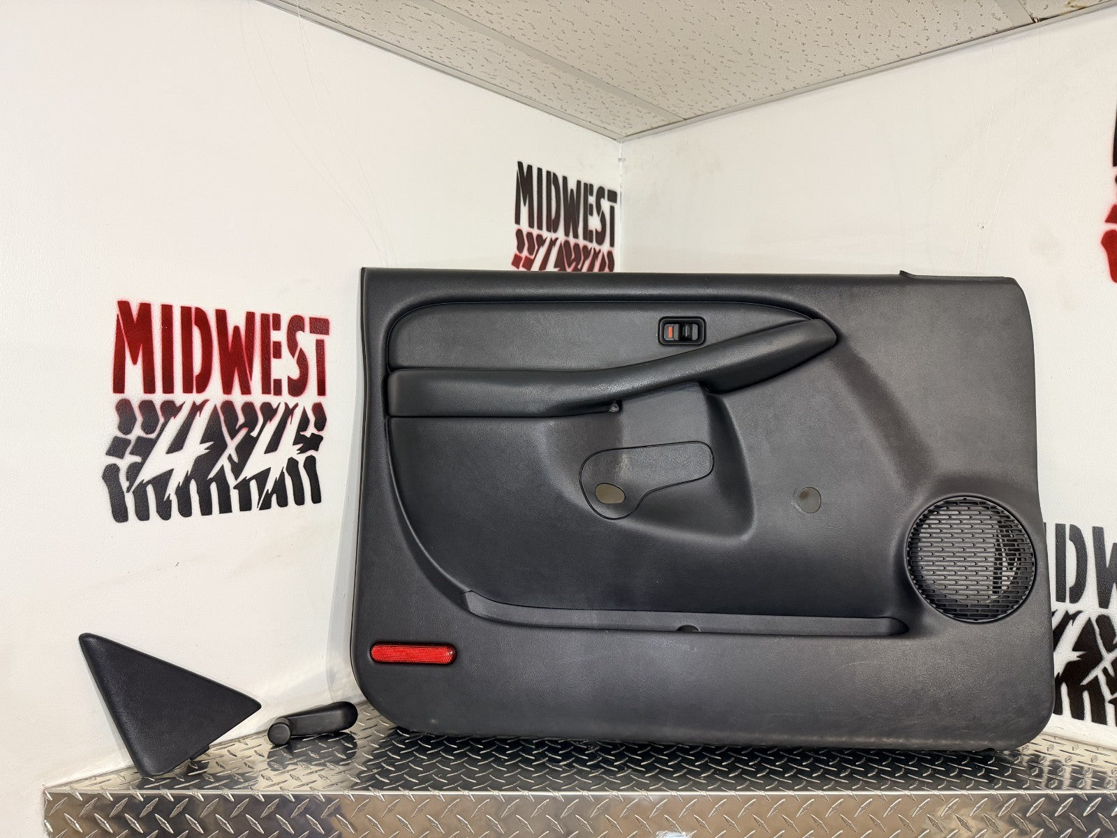 1999-06 Silverado/Sierra Driver LH Front Door Panel Manual Window OEM Graphite