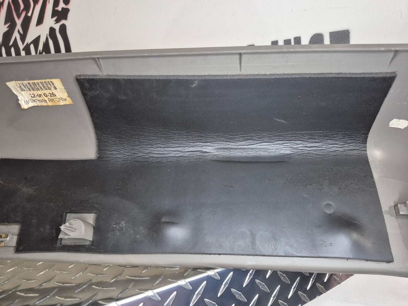 2000-06 Chevy Avalanche C Pillar RH Passenger Md Dk Pewter
