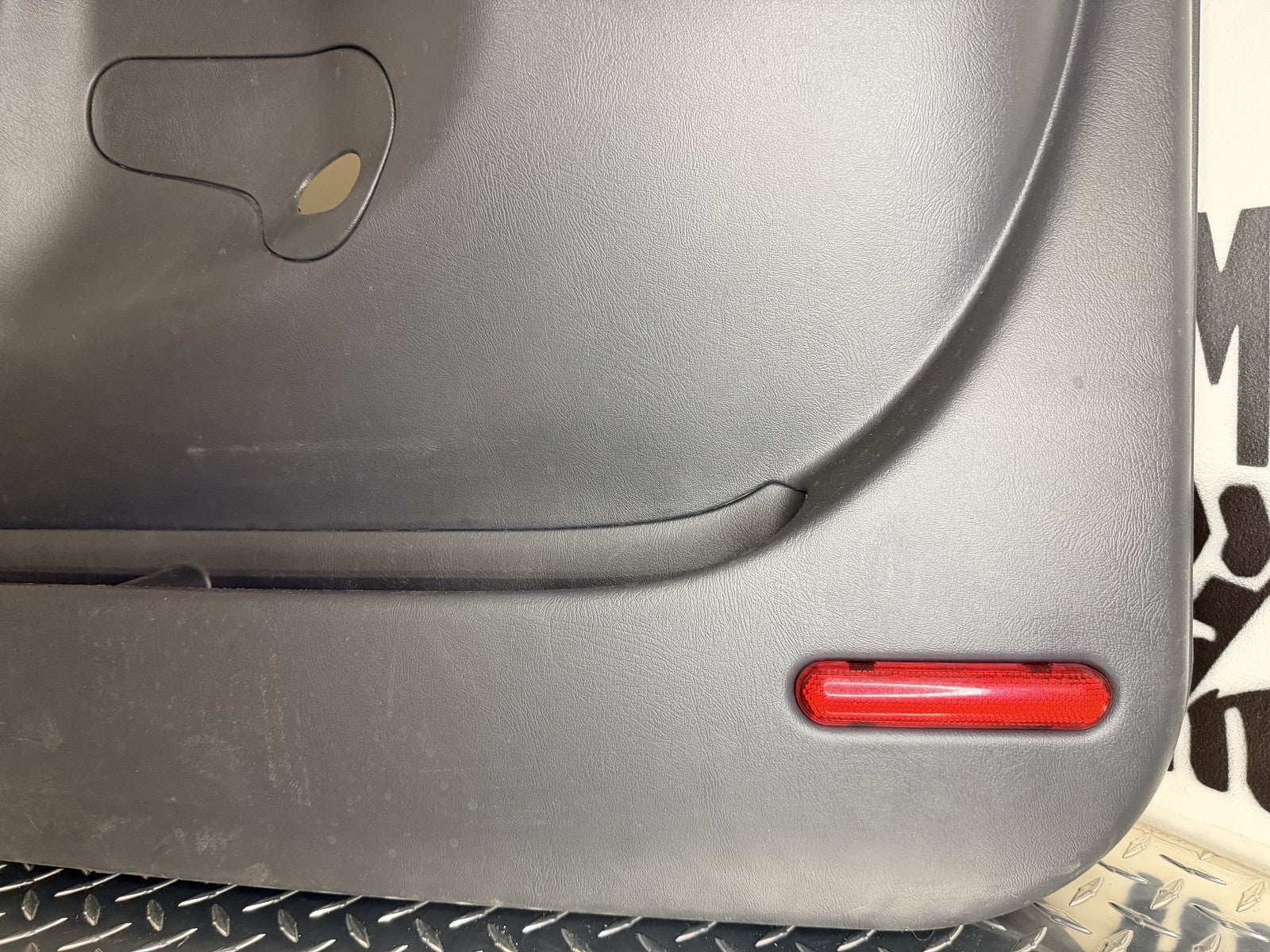 1999-06 Silverado/Sierra Passenger RH Front Door Panel Man. Window OEM Graphite