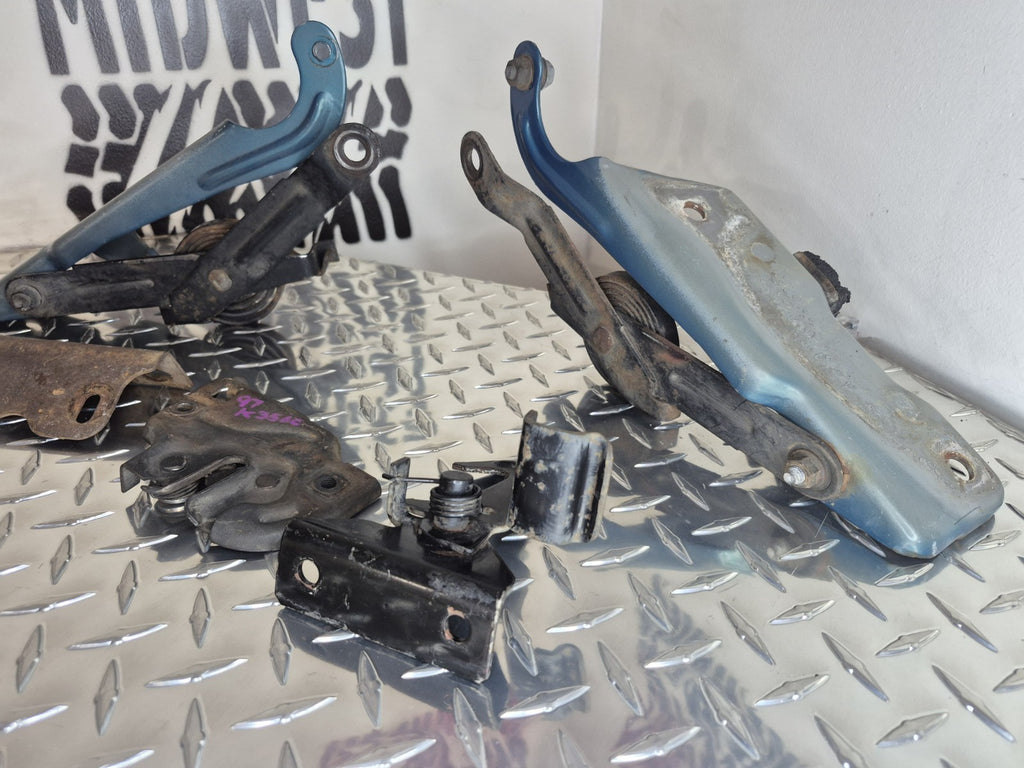 1988 To 98 Chevy/GMC C/K Silverado/Sierra Hood Hinga And Latch Set