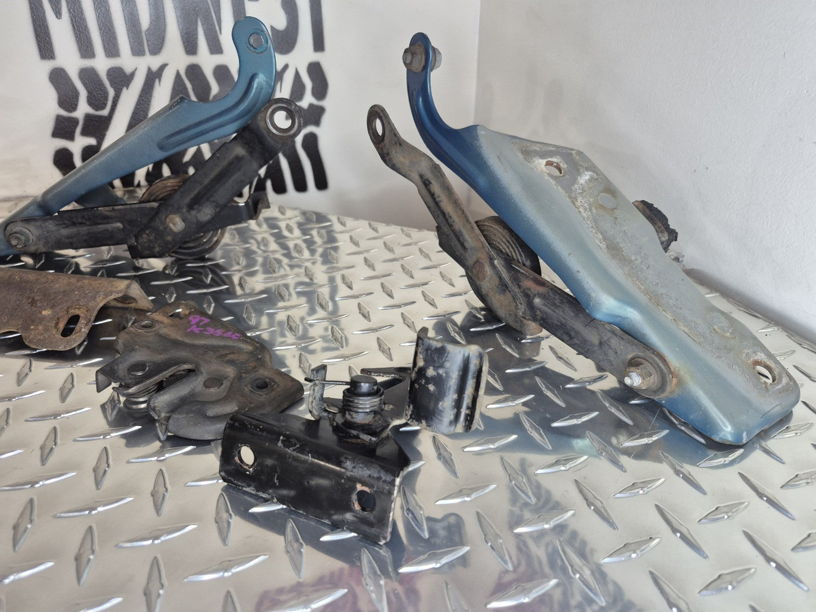 1988 To 98 Chevy/GMC C/K Silverado/Sierra Hood Hinga And Latch Set