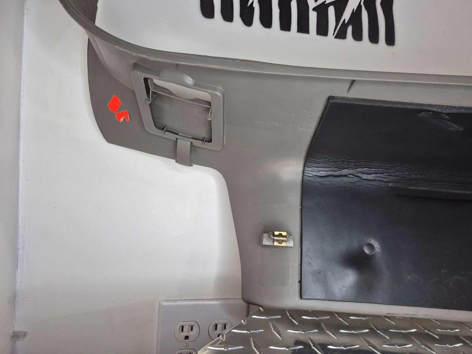 2000-06 Chevy Avalanche C Pillar LH Passenger Md Dk Pewter