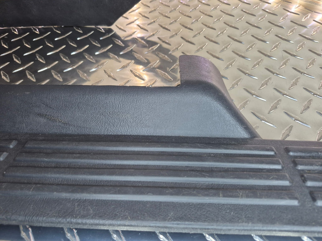 1999-06 Chevy/GMC Silverado Sierra Tahoe Passenger Kick Panel+Door Sill Plate