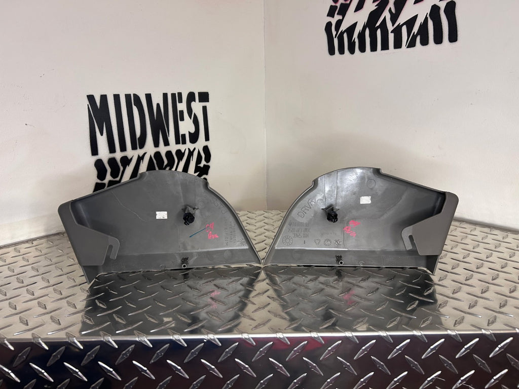 2003-07 GMC Sierra/Yukon Seat Belt Adjuster Trim Panel Cover Set L+R OEM