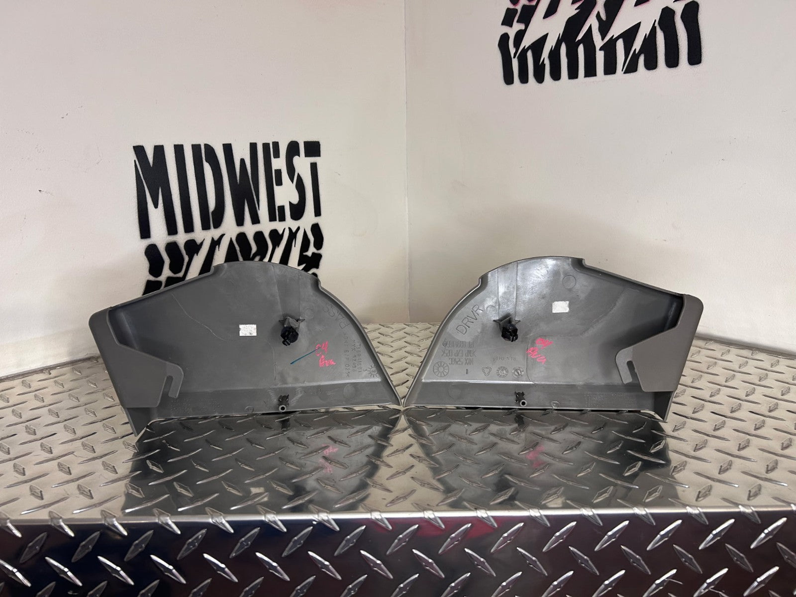 2003-07 GMC Sierra/Yukon Seat Belt Adjuster Trim Panel Cover Set L+R OEM