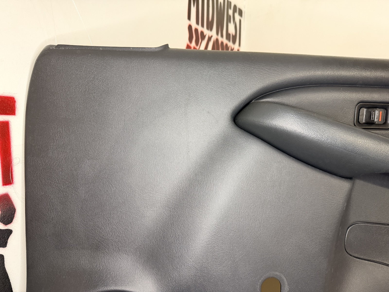 1999-06 Silverado/Sierra Passenger RH Front Door Panel Man. Window OEM Graphite