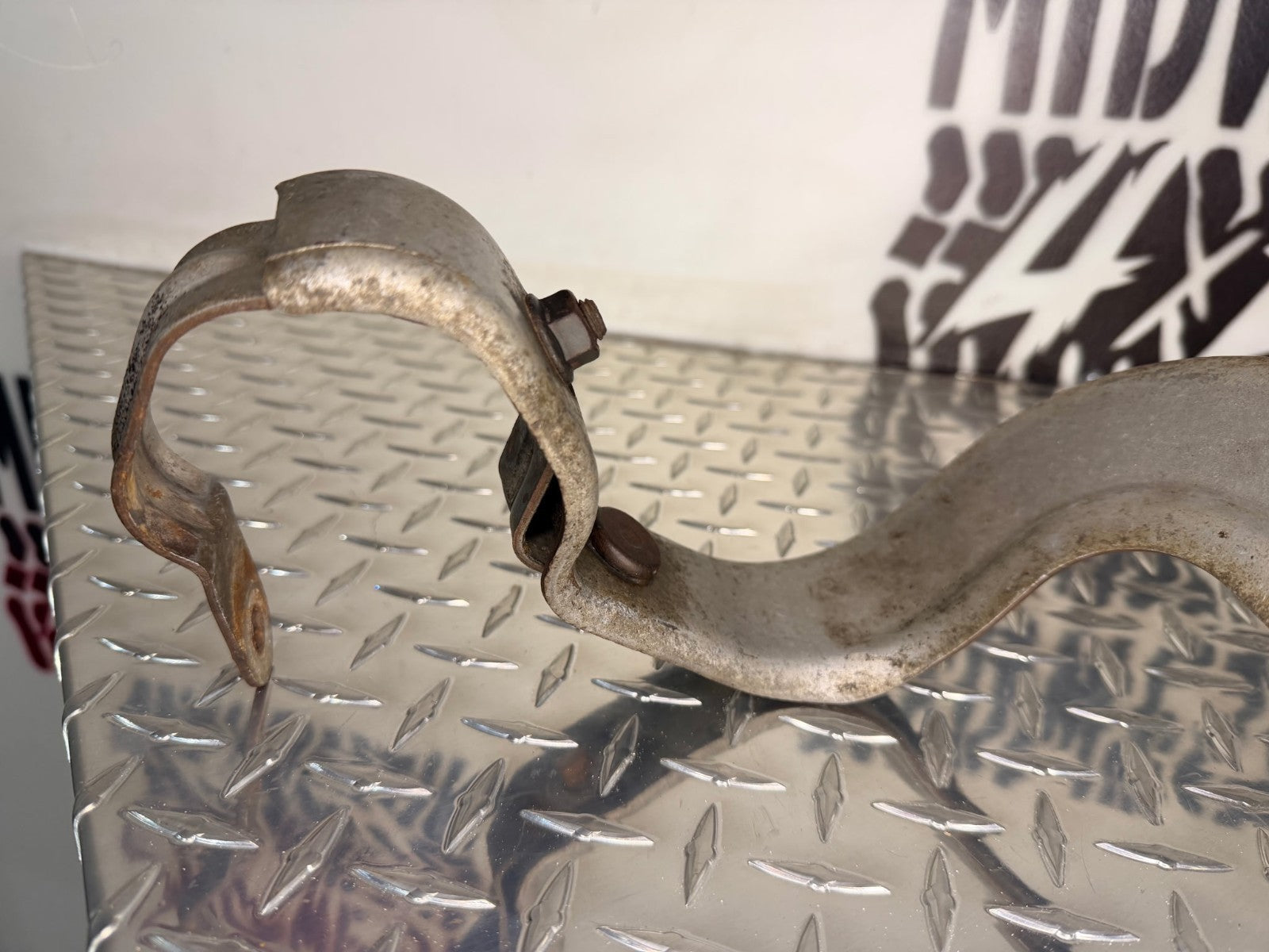 2000-06 Silverado/Sierra 2500HD/3500HD 6.0L Exhaust Hanger Bracket OEM