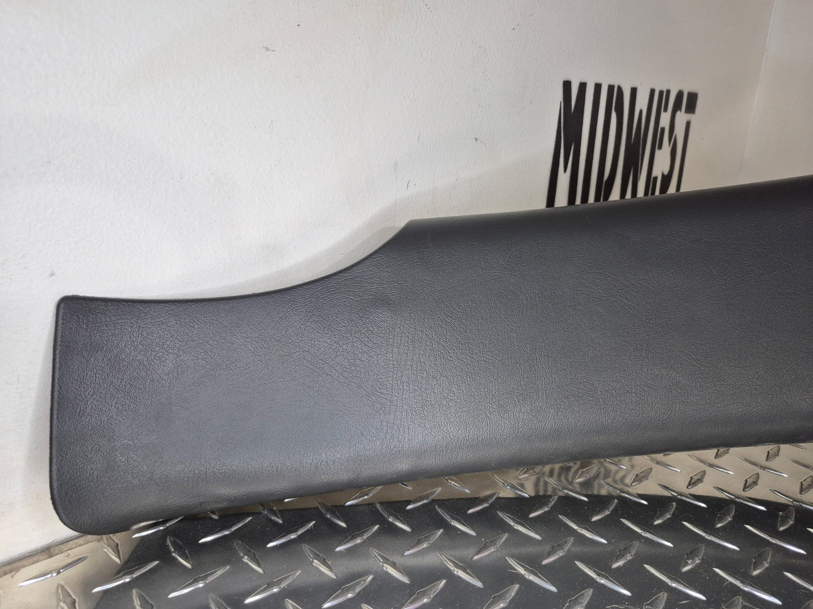2000-06 Chevy Tahoe GMC Yukon Silverado RH B Pillar Center Trim Panel-Dk Pewter