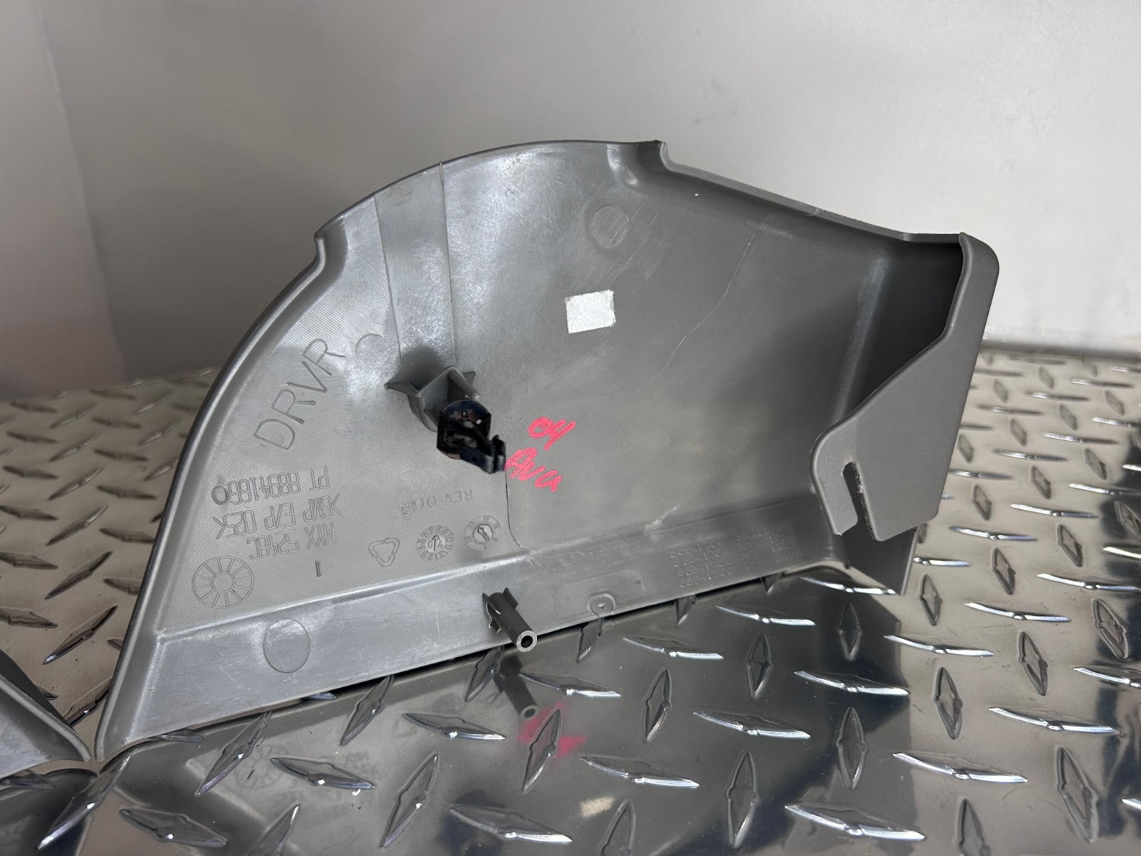 2003-07 GMC Sierra/Yukon Seat Belt Adjuster Trim Panel Cover Set L+R OEM