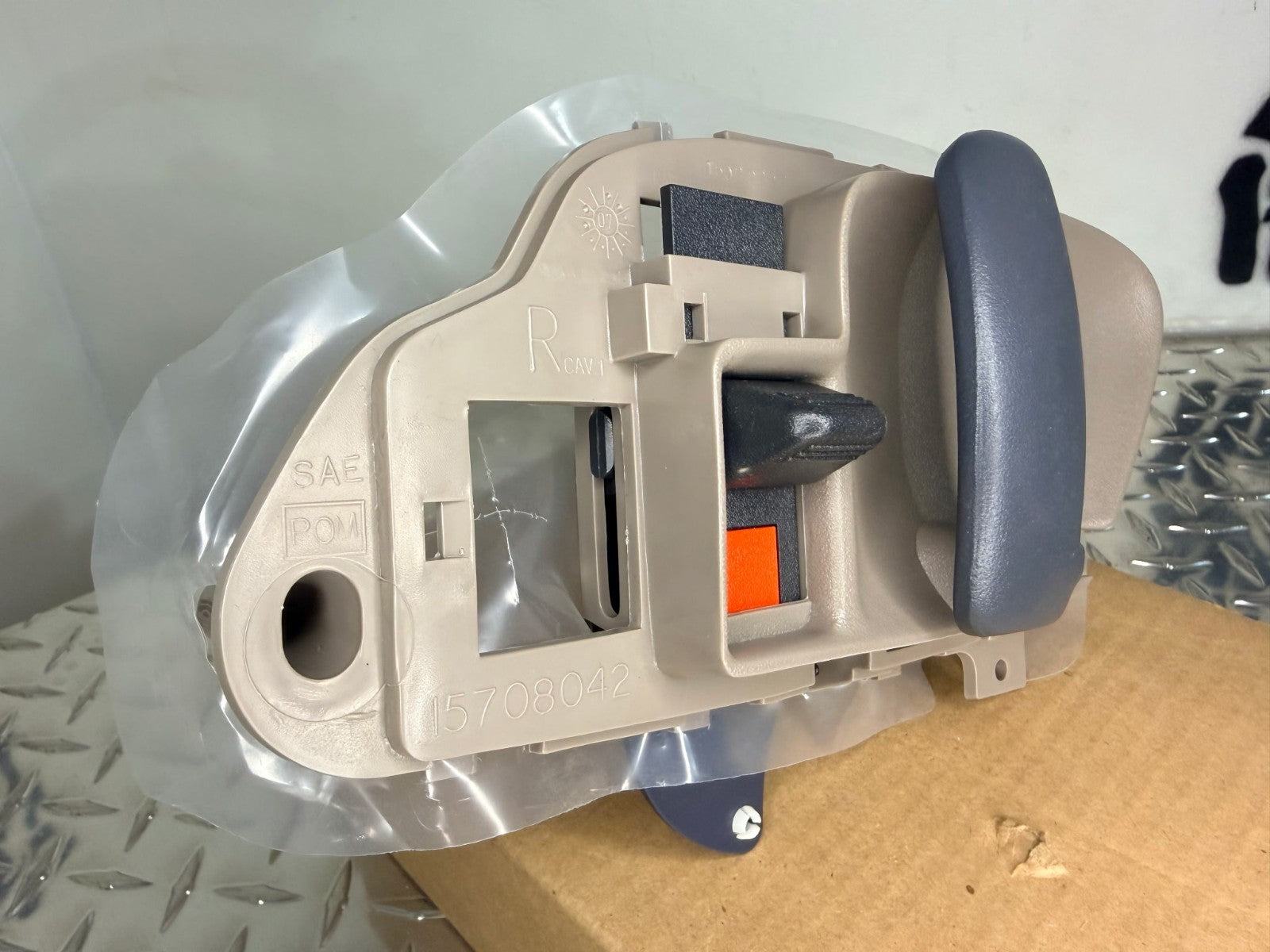 1995-00 Chevy/GMC C/K 1500-3500 Interior Door Handle Genuine GM R/Passenger