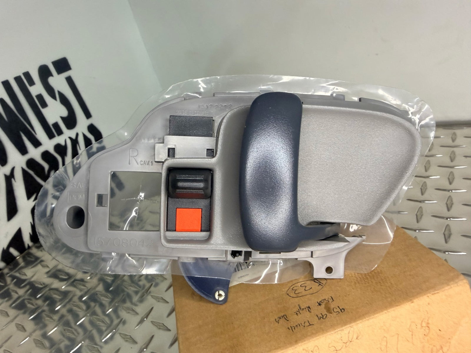 1995-00 Chevy/GMC CK 1500-3500 Interior Door Handle Genuine GM Passenger Md Gray