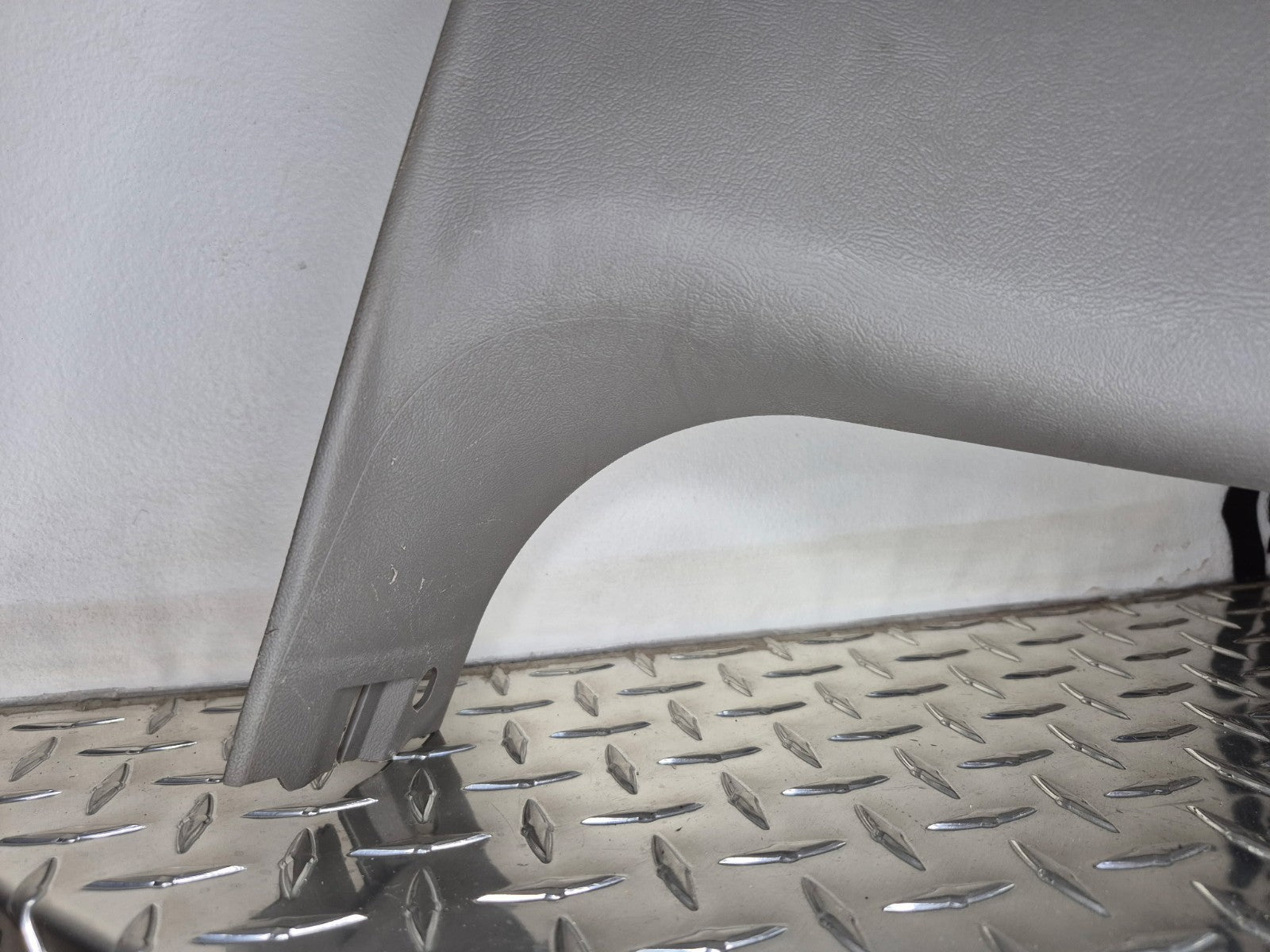 1999-06 Chevy Tahoe GMC Yukon Avalanche RH B Pillar Trim Panel Md Dk Pewter