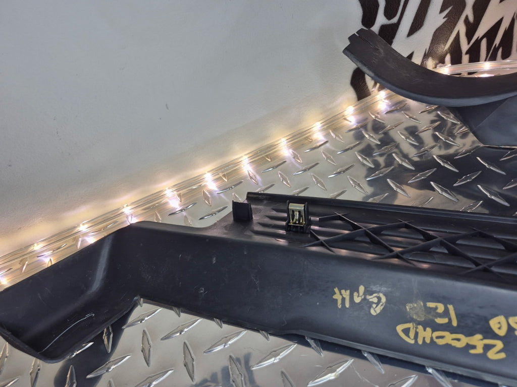 1999-06 Chevy/GMC Silverado Sierra Tahoe Passenger Kick Panel+Door Sill Plate