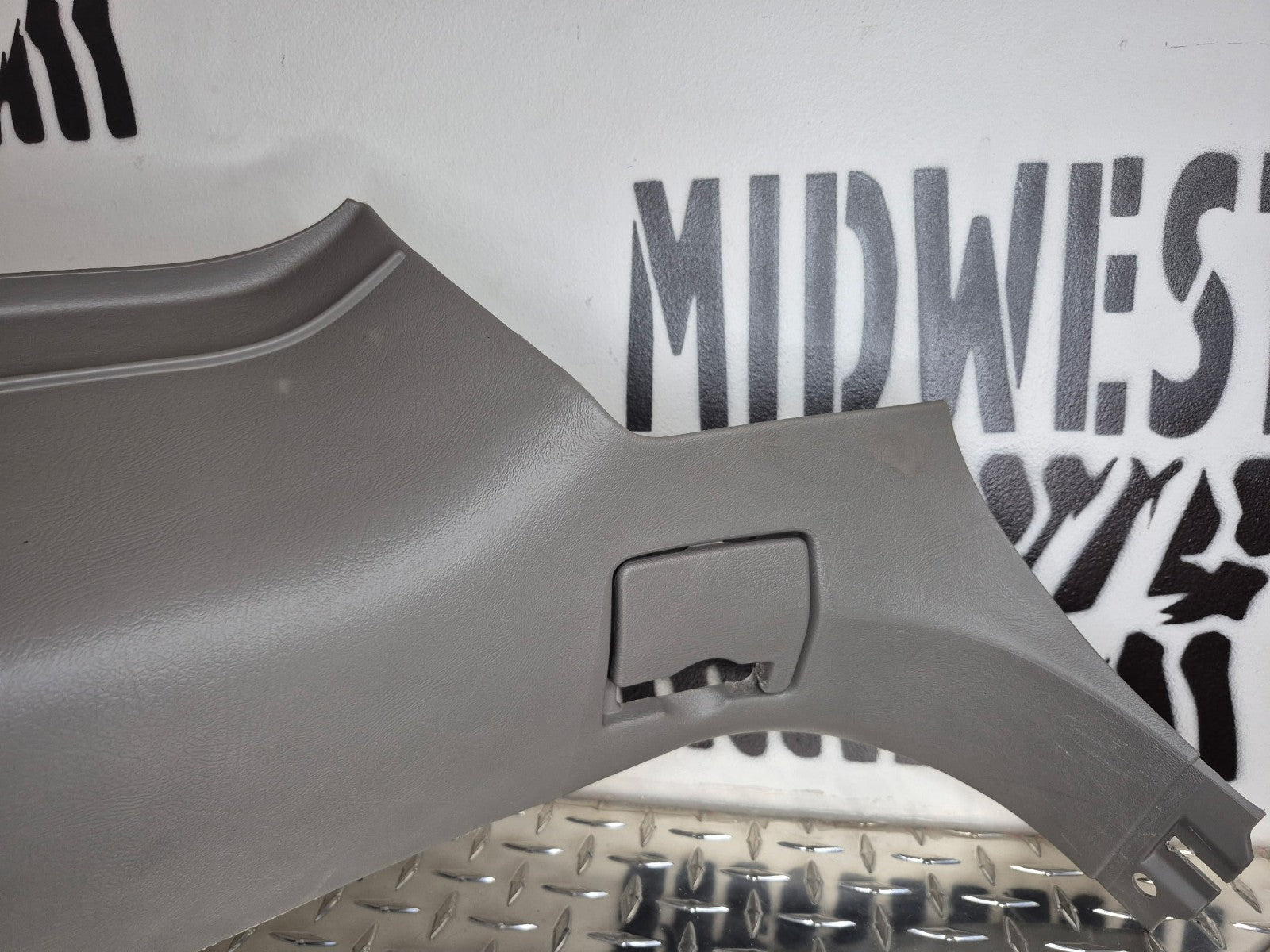 2000-06 Chevy Avalanche C Pillar RH Passenger Md Dk Pewter
