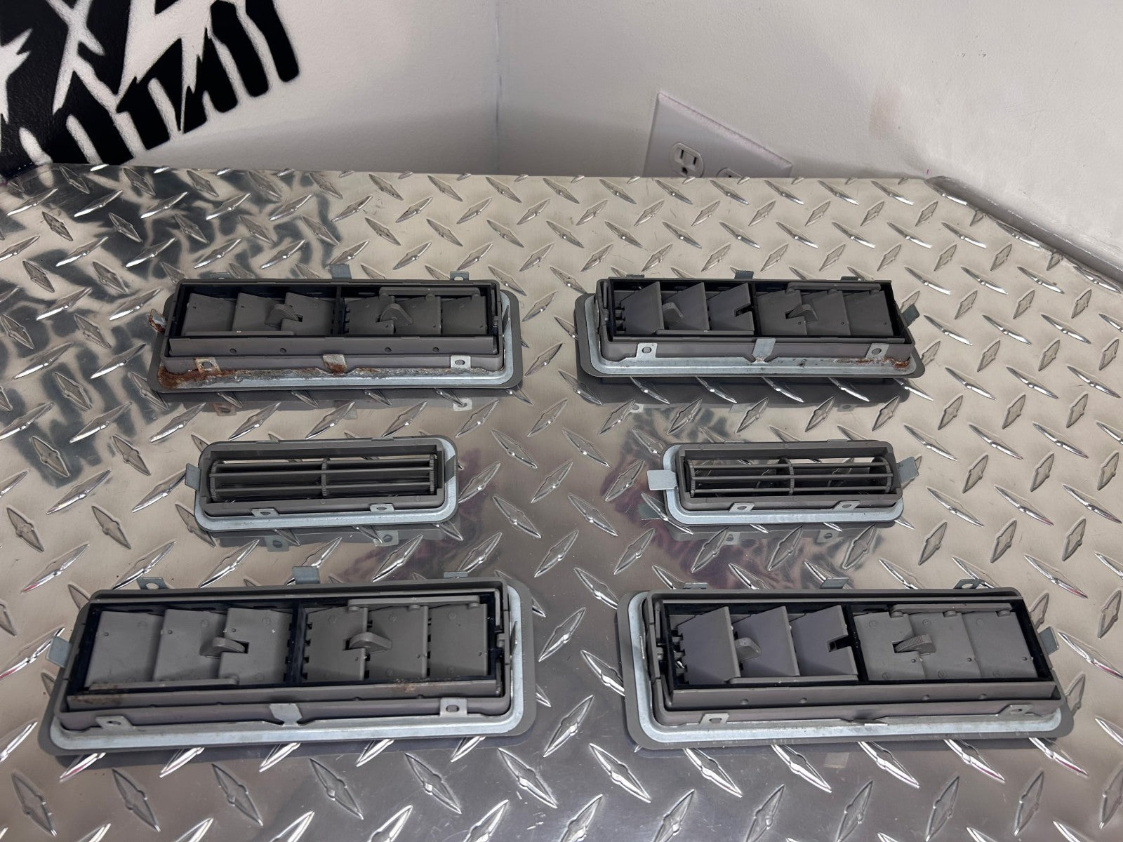 1995-99 Chevy/GMC C/K Suburban Heat/AC Overhead Vent Set OEM Complete-L. Gray