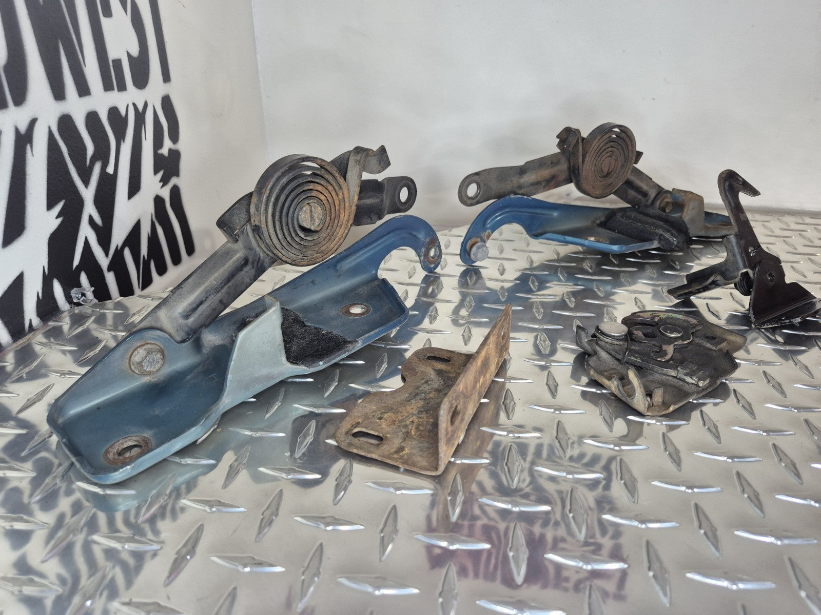 1988 To 98 Chevy/GMC C/K Silverado/Sierra Hood Hinga And Latch Set