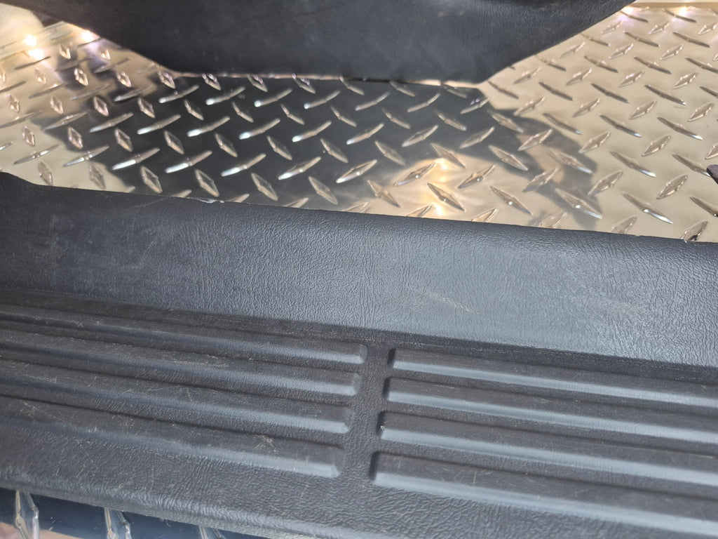 1999-06 Chevy/GMC Silverado Sierra Tahoe Passenger Kick Panel+Door Sill Plate