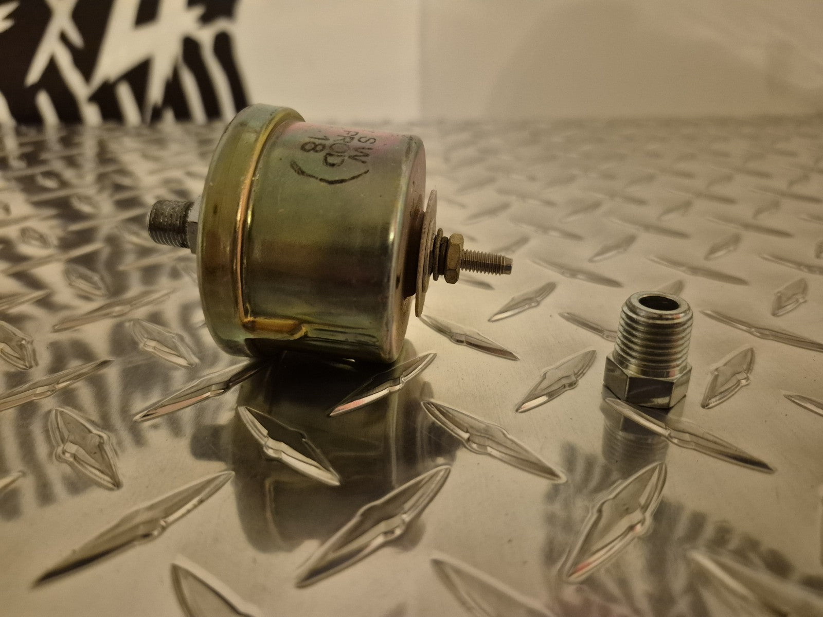 NOS OEM Stewart Warner 279B-F Deluxe Electrical Oil Pressure Sender 240-33 Ohm