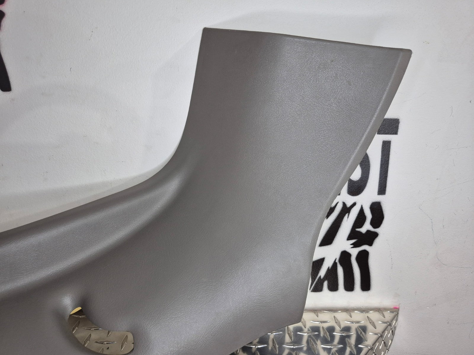 2000-06 Chevy Avalanche C Pillar LH Passenger Md Dk Pewter