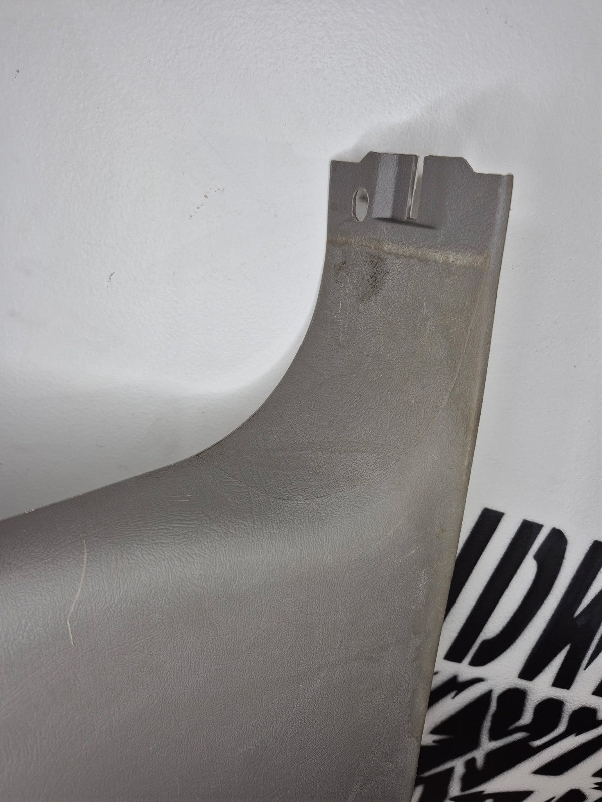 2000-06 CHEVY GMC TAHOE SUBURBAN YUKON PASSENGER SIDE CENTER PILLAR B TRIM OEM