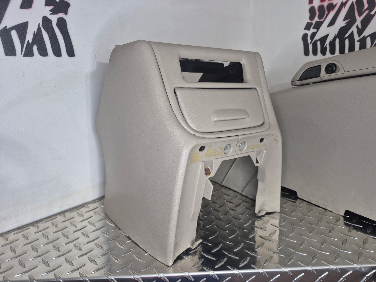 2003-07 GMC Sierra Chevy Silverado Center Floor Console Glovebox