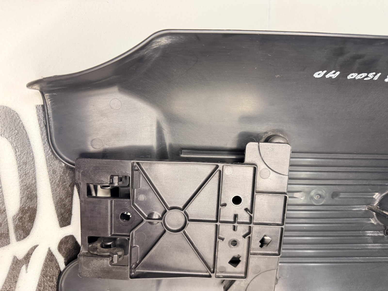1999-07 SILVERADO SIERRA TAHOE YUKON ENGINE COVER w/Bracket 4.8 5.3 6.0 GM OEM