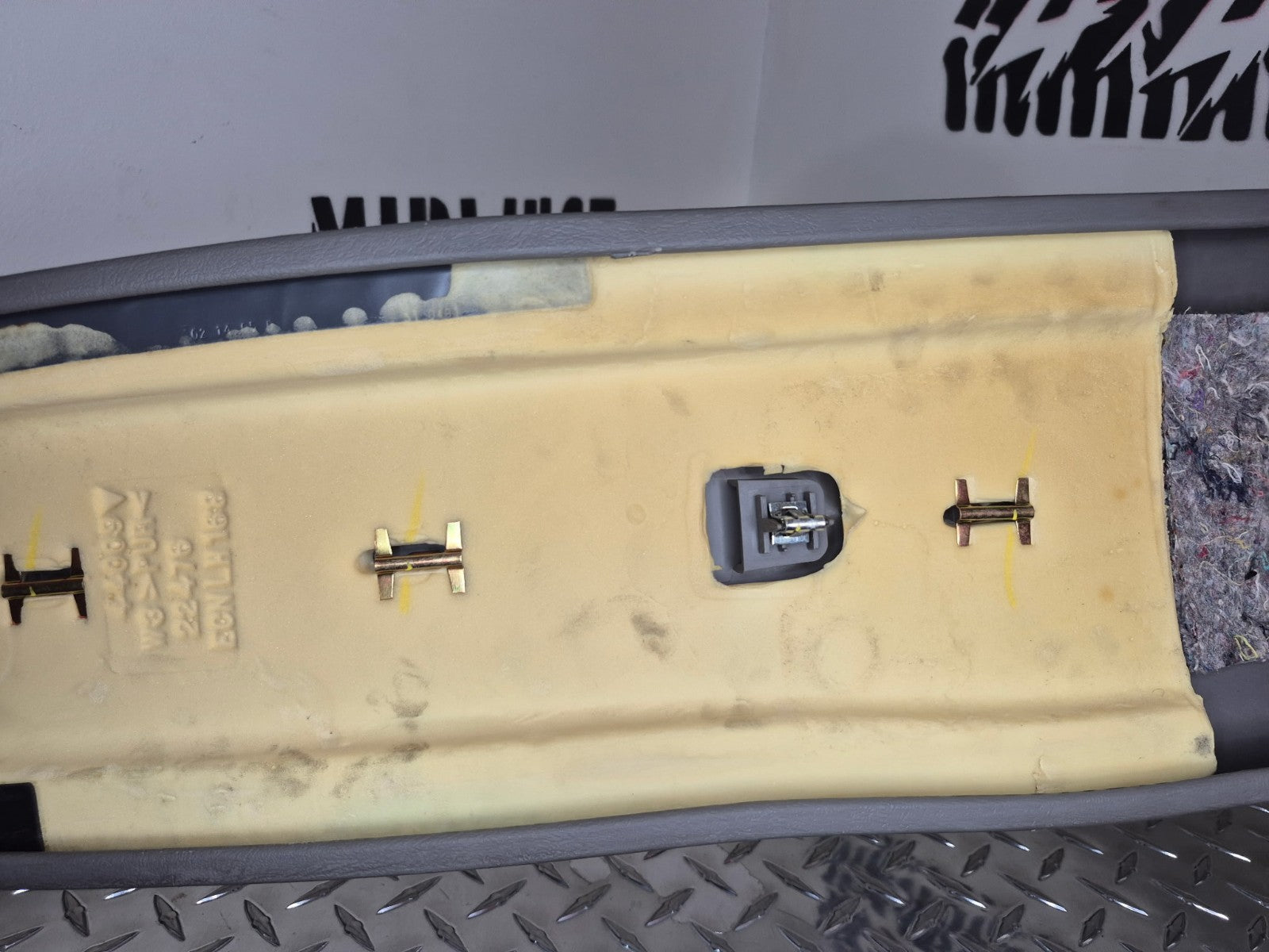 2000-06 CHEVY GMC TAHOE SUBURBAN YUKON DRIVER SIDE CENTER PILLAR B TRIM OEM