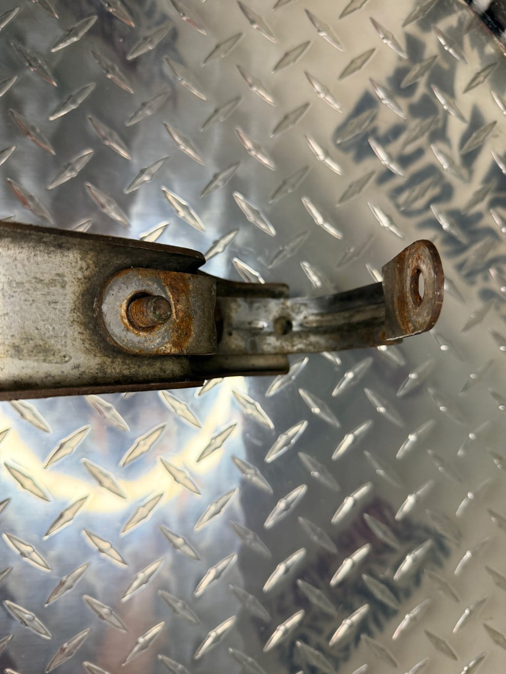 2000-06 Silverado/Sierra 2500HD/3500HD 6.0L Exhaust Hanger Bracket OEM