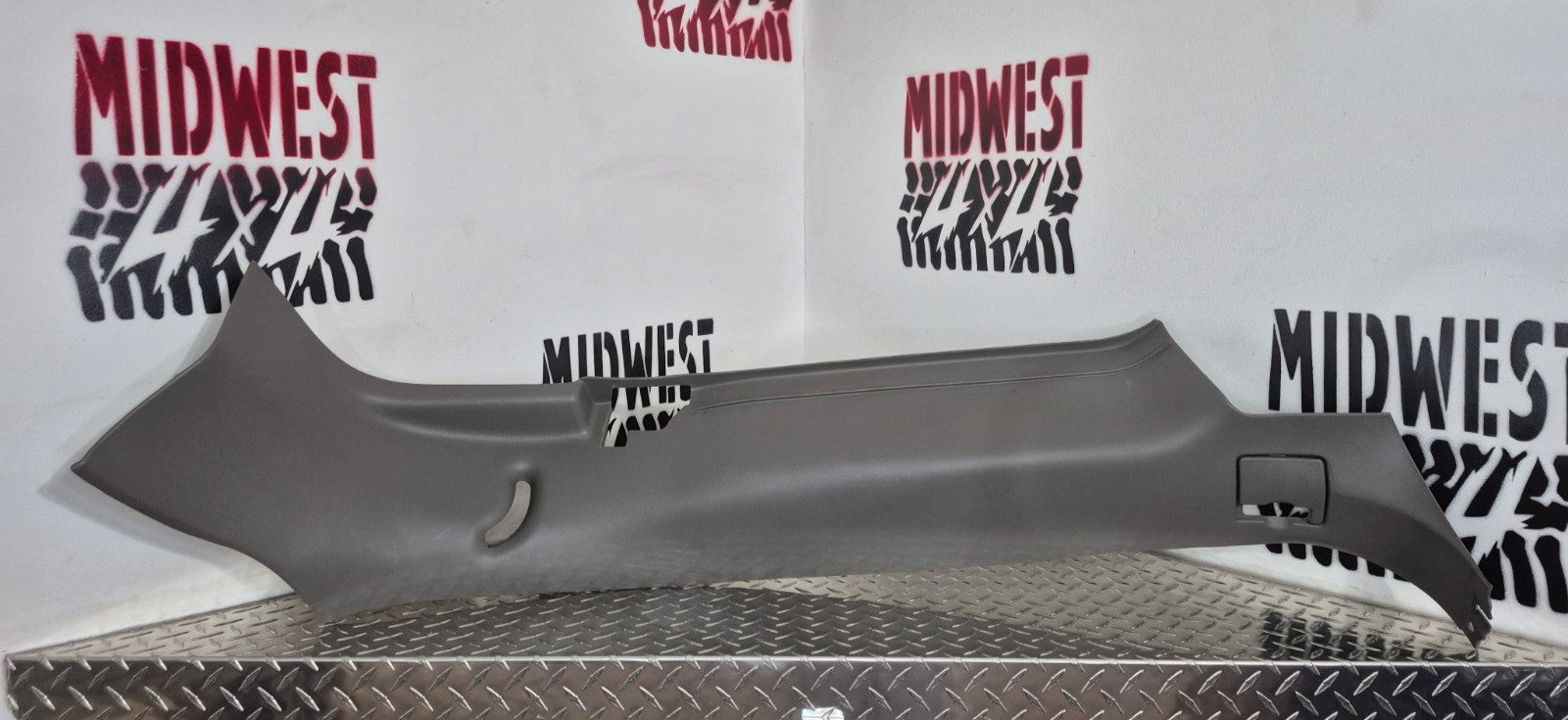 2000-06 Chevy Avalanche C Pillar RH Passenger Md Dk Pewter