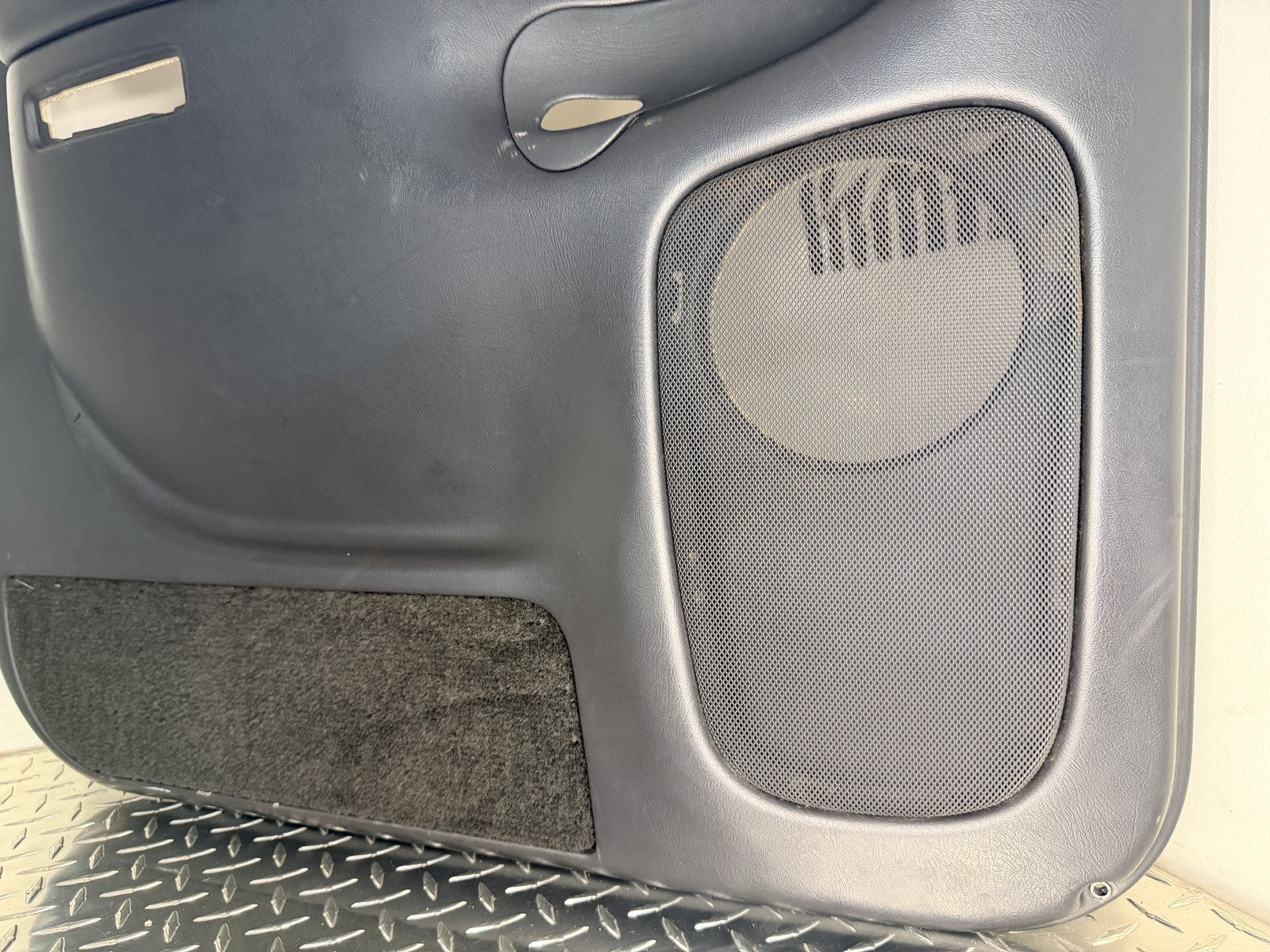 2001-02 Chevy GMC Silverado Sierra Crew Cab LH Rear Door Panel w/ Window Switch