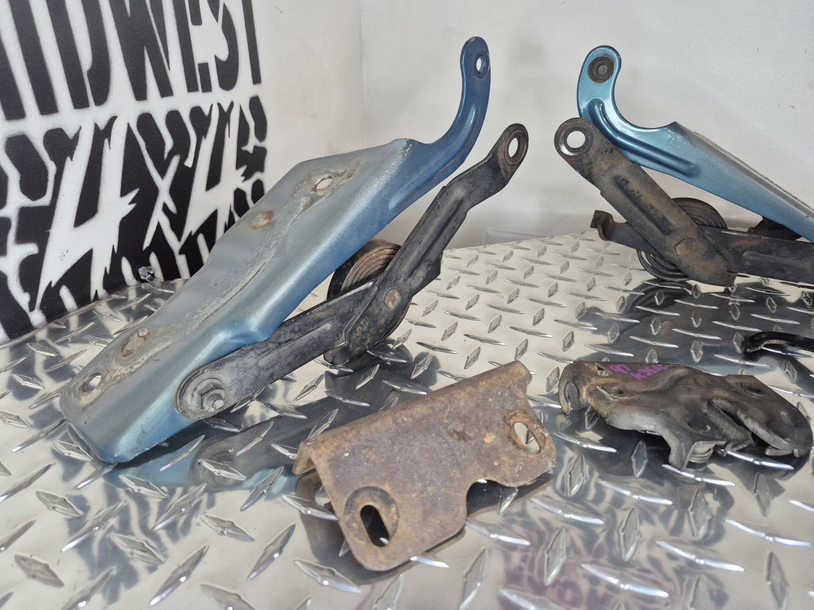 1988 To 98 Chevy/GMC C/K Silverado/Sierra Hood Hinga And Latch Set