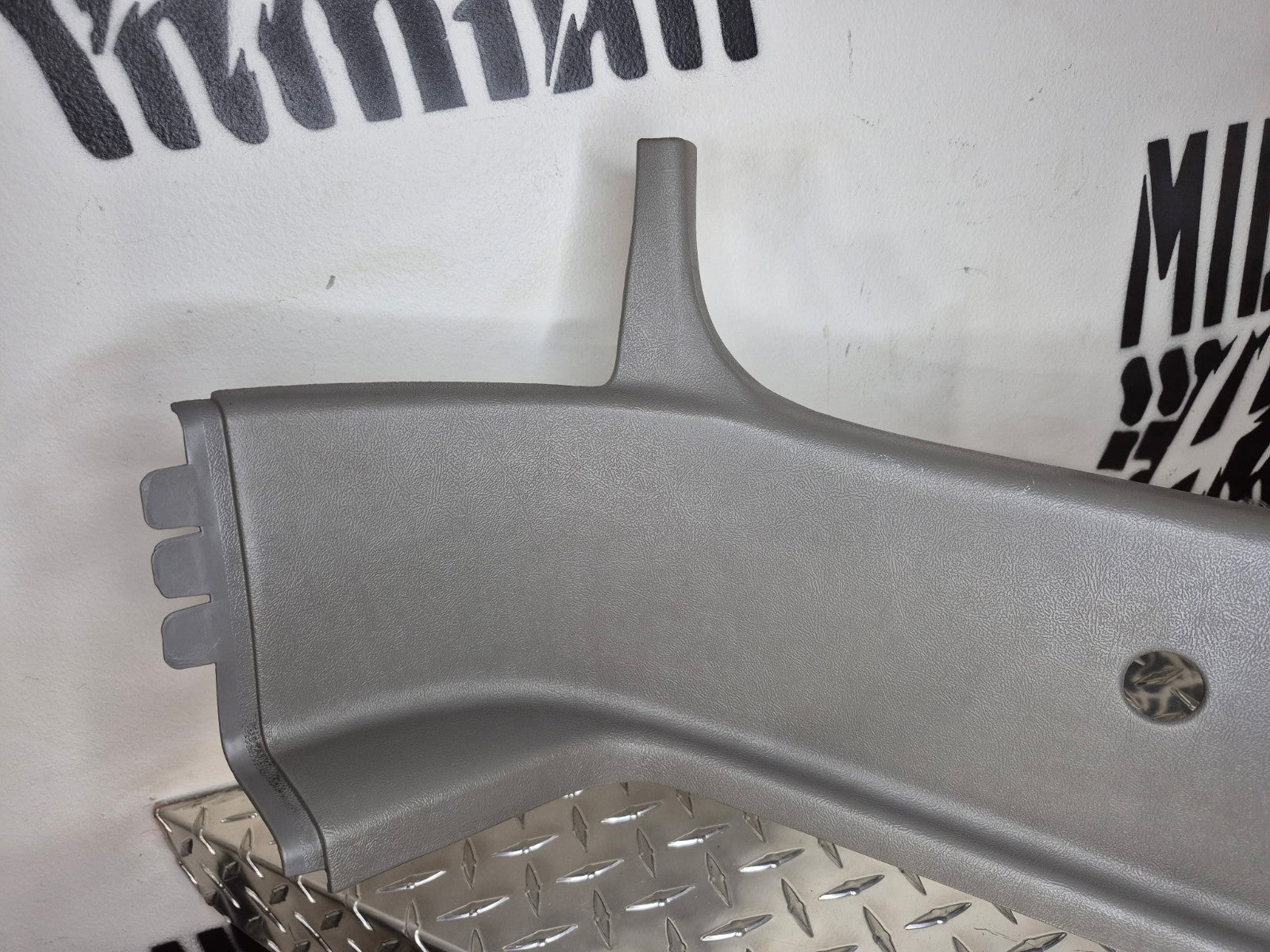 1996-00 OBS Chevy C/K Truck Crew Cab C Pillar Trim Molding LH Driver Md Gray