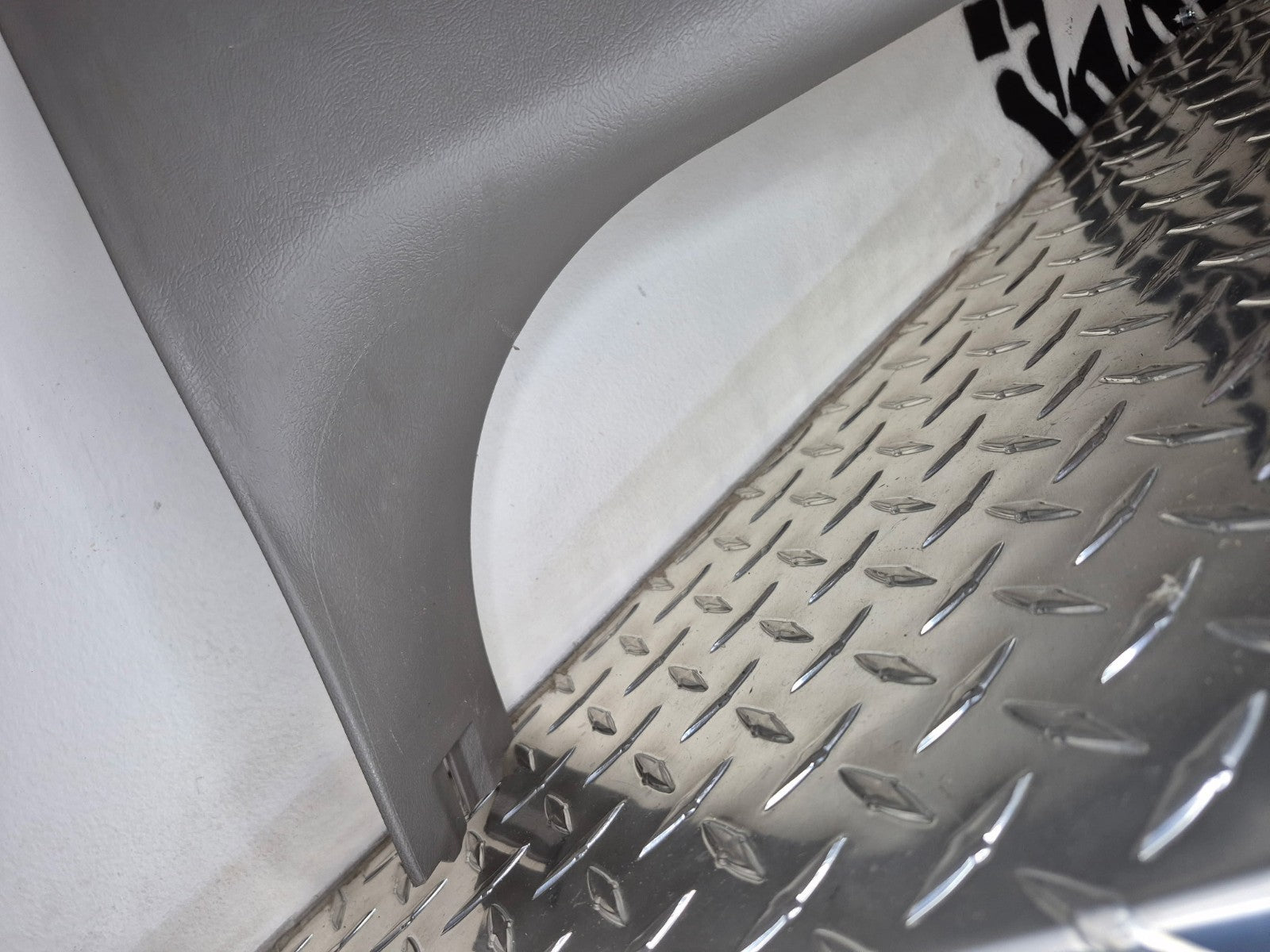 1999-06 Chevy Tahoe GMC Yukon Avalanche LH B Pillar Trim Panel Md Dk Pewter