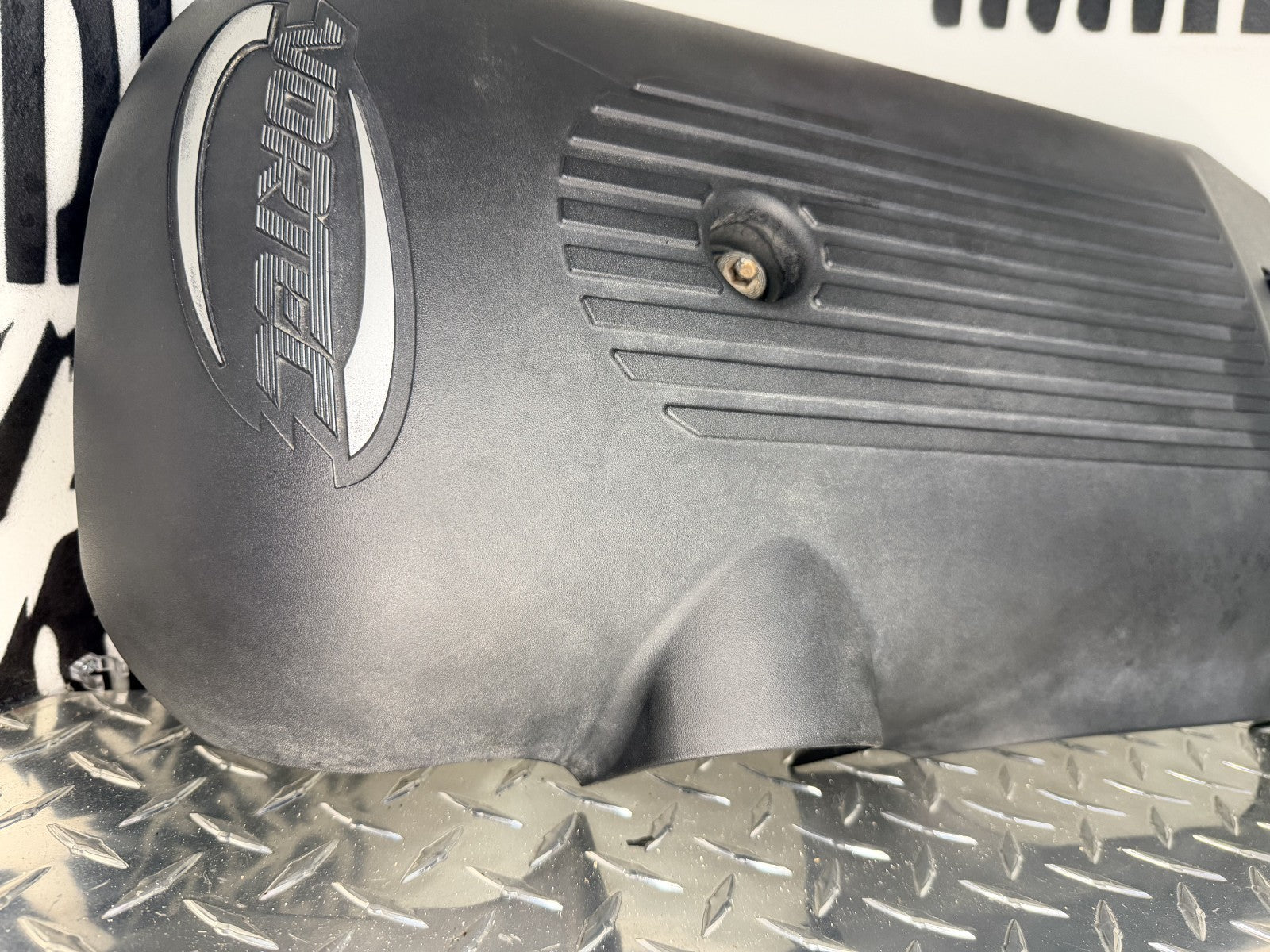 1999-07 SILVERADO SIERRA TAHOE YUKON ENGINE COVER w/Bracket 4.8 5.3 6.0 GM OEM