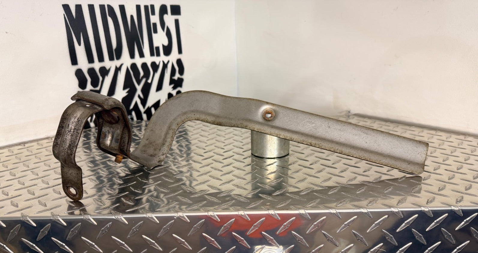 2000-06 Silverado/Sierra 2500HD/3500HD 6.0L Exhaust Hanger Bracket OEM