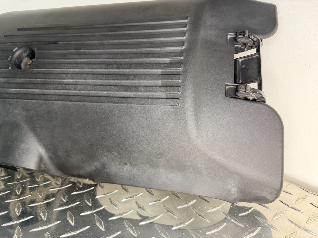 1999-07 SILVERADO SIERRA TAHOE YUKON ENGINE COVER w/Bracket 4.8 5.3 6.0 GM OEM