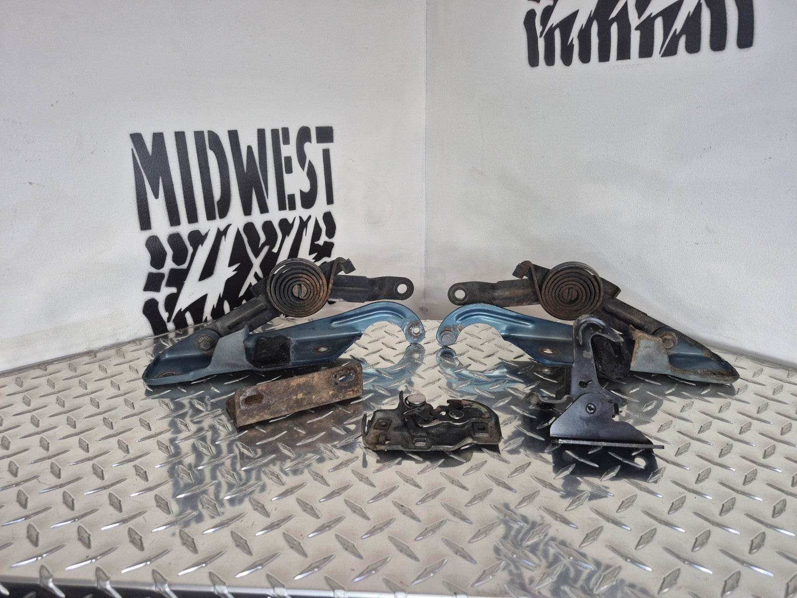 1988 To 98 Chevy/GMC C/K Silverado/Sierra Hood Hinga And Latch Set