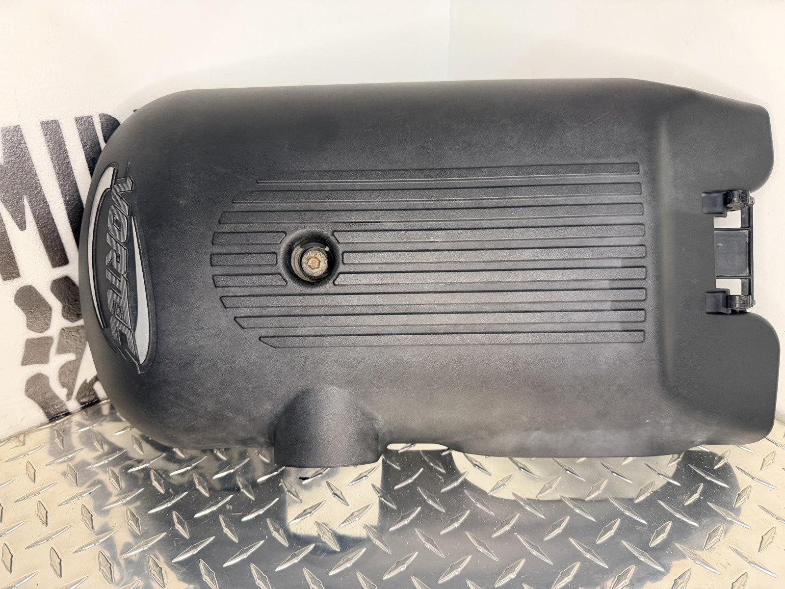 1999-07 SILVERADO SIERRA TAHOE YUKON ENGINE COVER w/Bracket 4.8 5.3 6.0 GM OEM